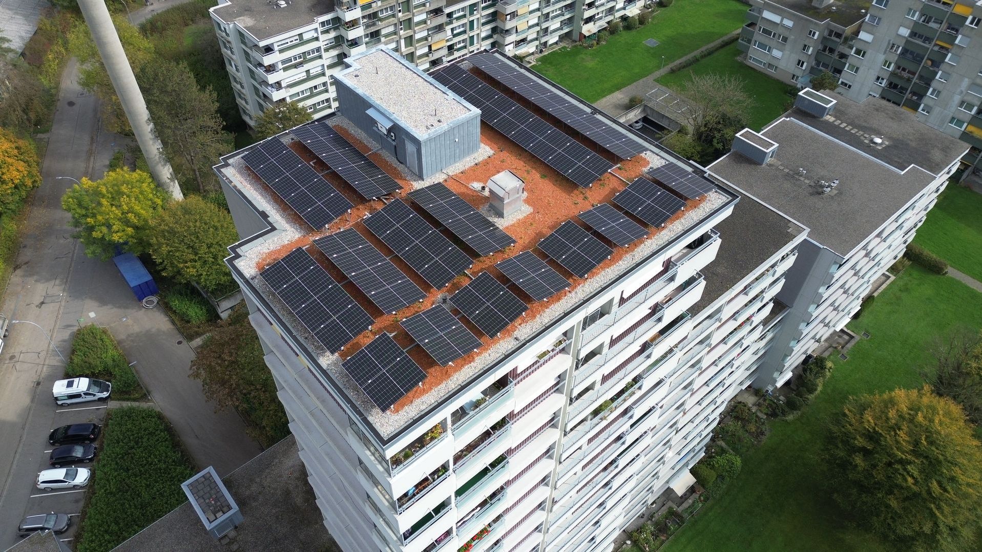 Photovoltaikanlage auf dem Dach der Mädergutstrasse 75