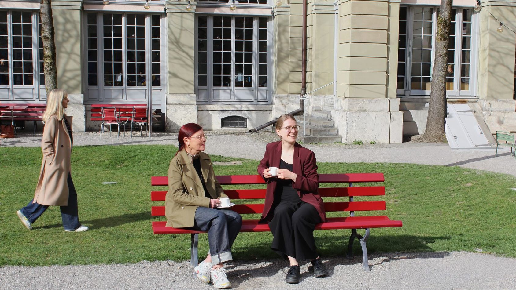 Innenhof Burgerspital Sitation mit Personen