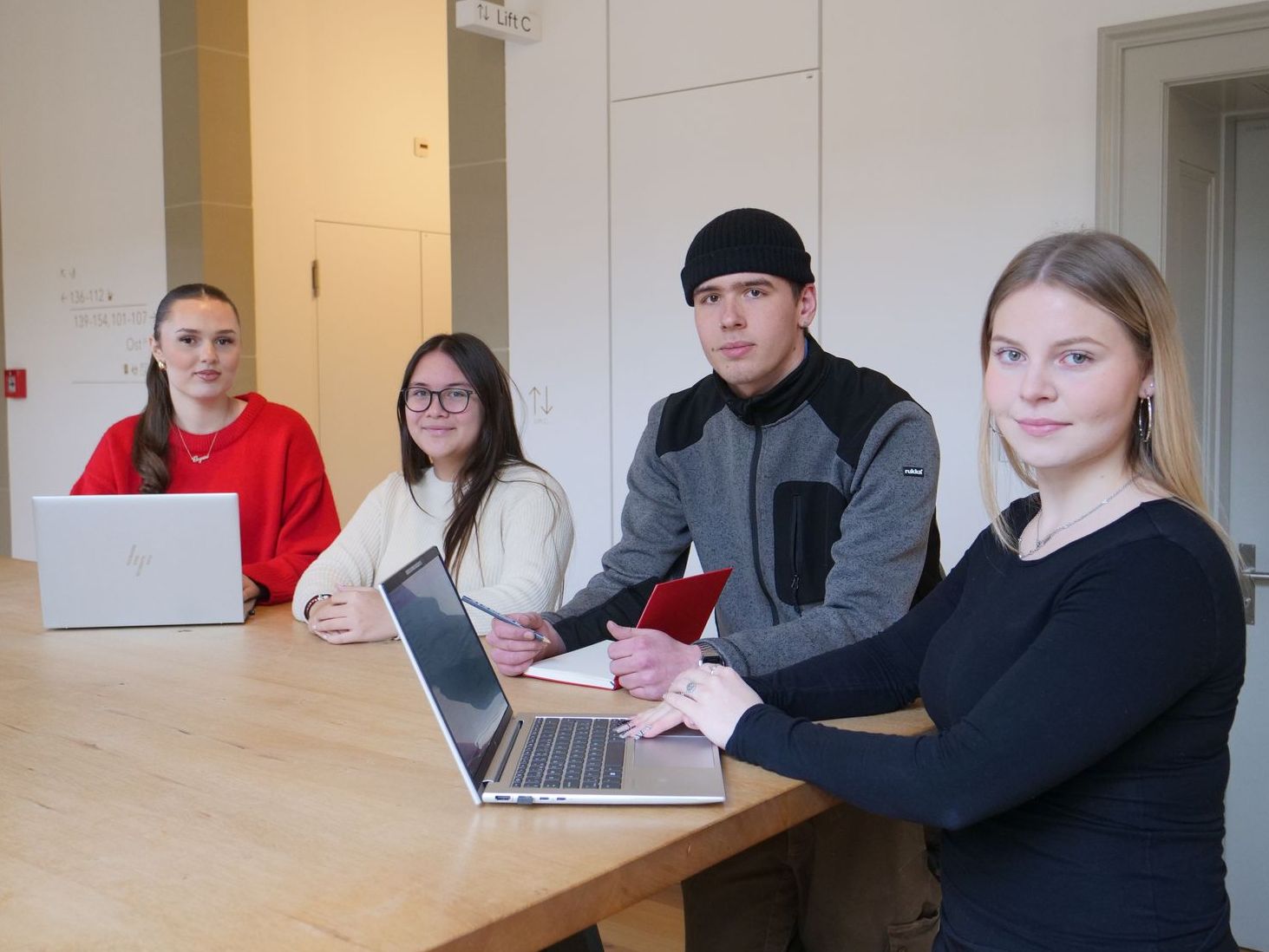 Différents apprenants réunis autour d'une table.