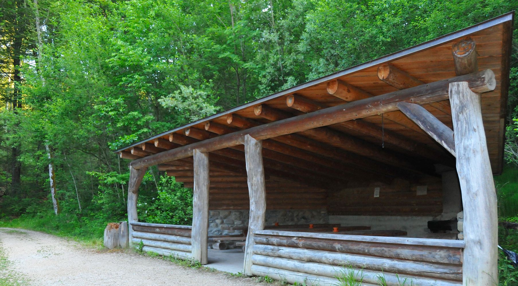 Aussenansicht der Waldhütte Spilwald