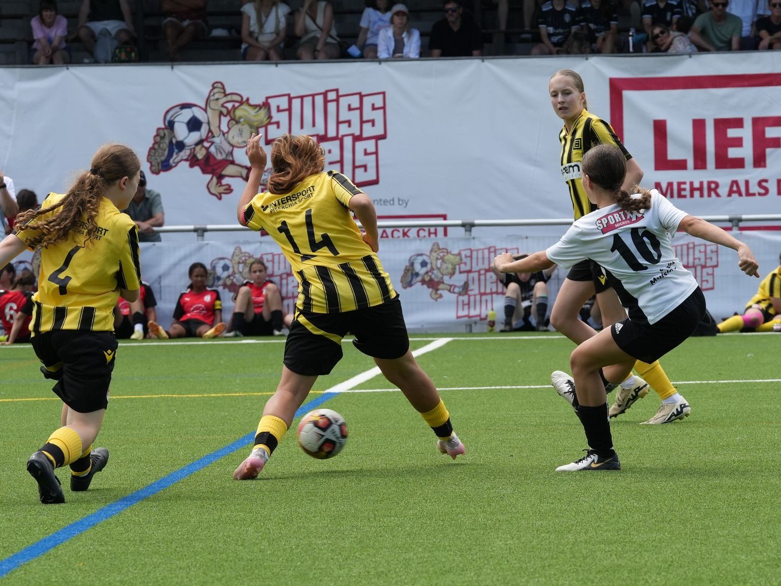 Footballeuses en pleine action à la Swiss Girls Cup