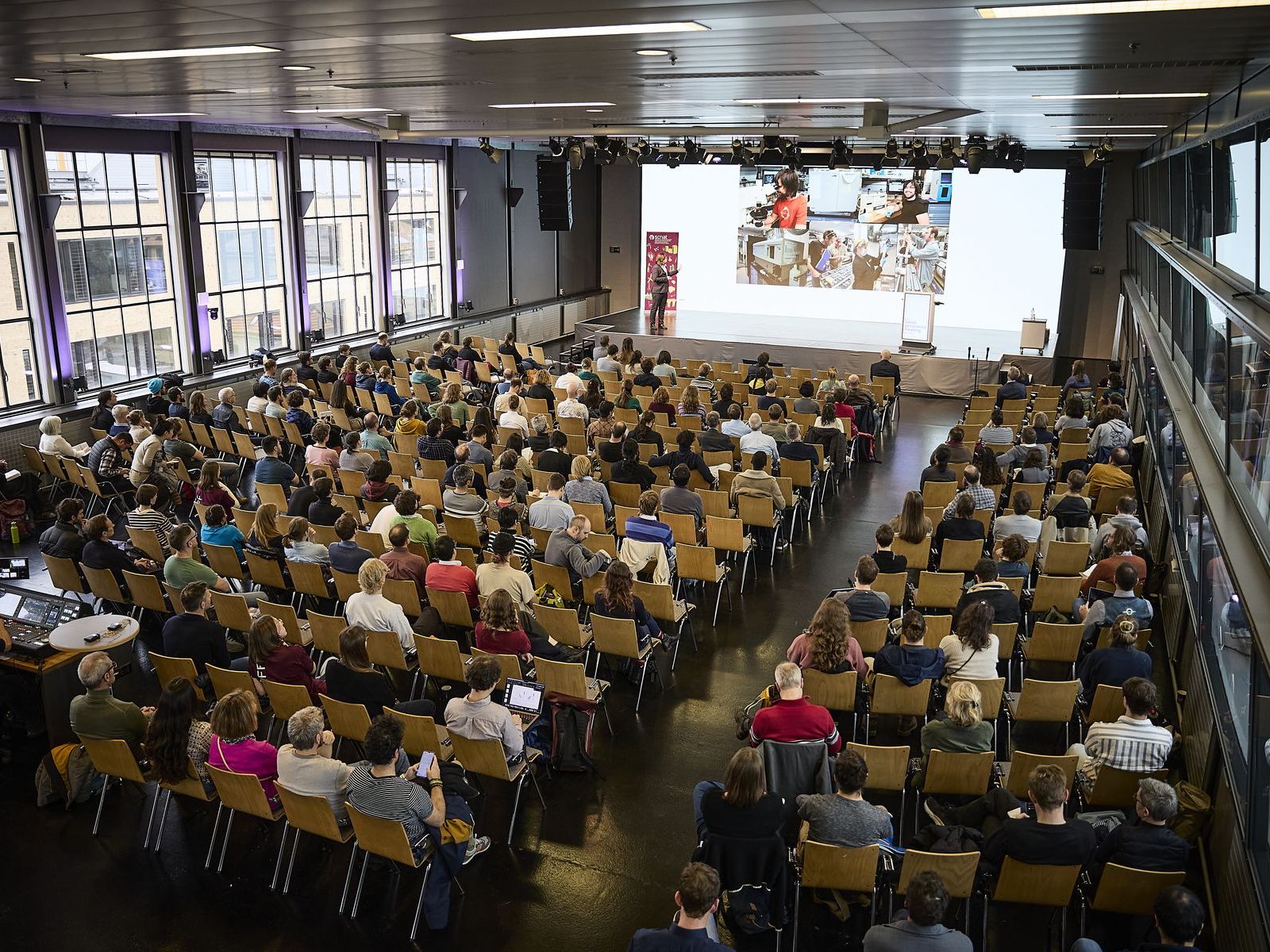 Réunion de géosciences dans la grande salle