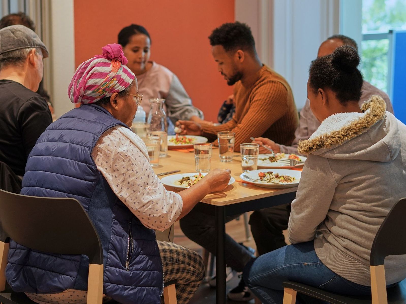 Viele Personen am Tisch von RatPlusTat