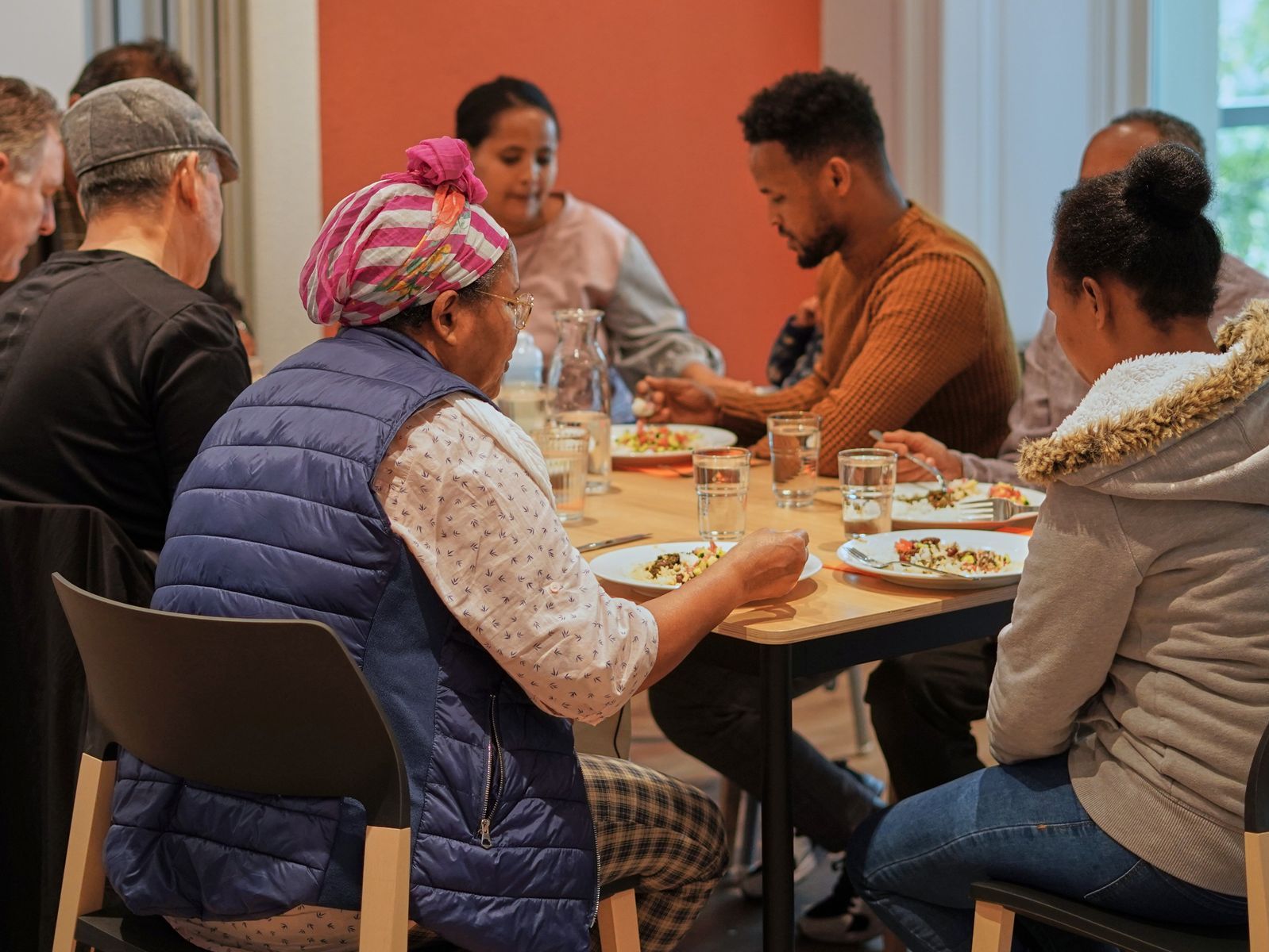Viele Personen am Tisch von RatPlusTat