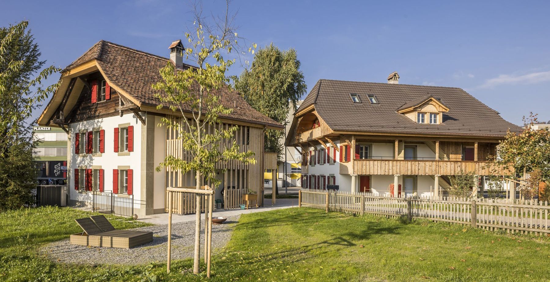 Historische Liegenschaften Worbstrasse 104/108 nach der Sanierung, mit Mietwohnungen. 