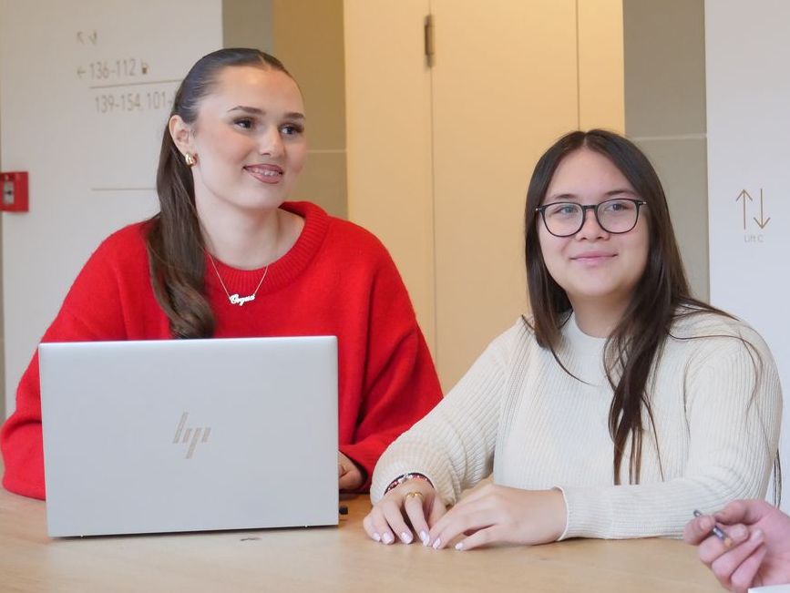 Zwei KV-Lernende bei einer Besprechung