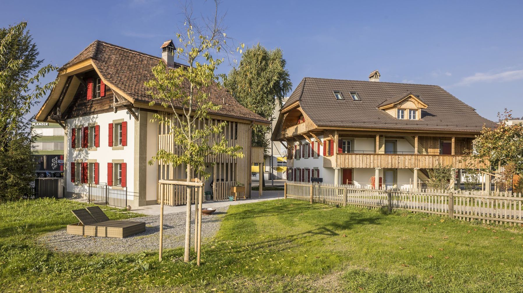 Historische Liegenschaften Worbstrasse 104/108 nach der Sanierung, mit Mietwohnungen. 