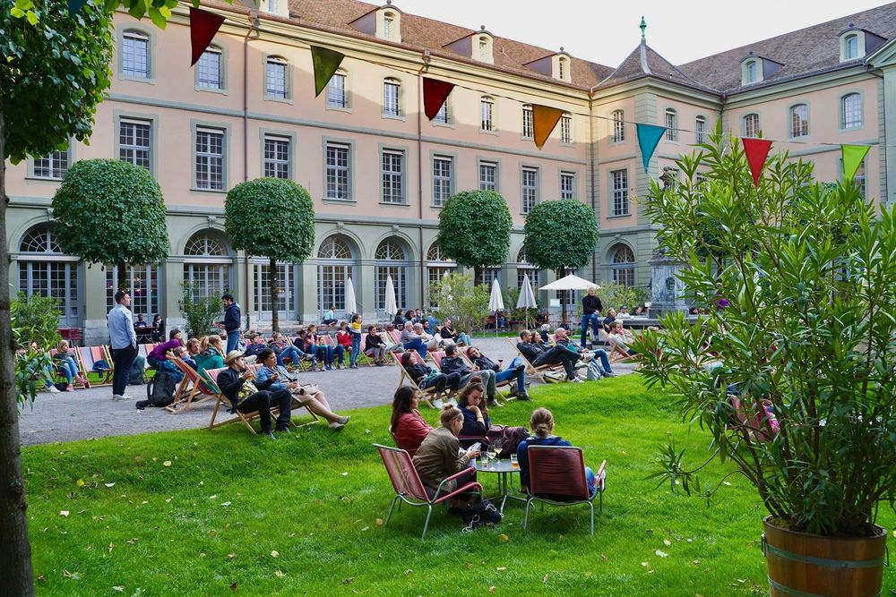 Foto vom Innenhof des Berner Generationenhauses