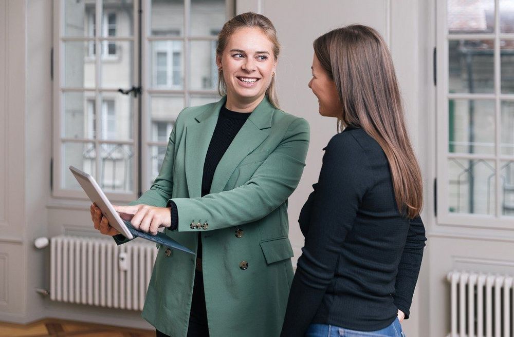 Bild von Jeanine Weber bei einer Wohnungsübergabe