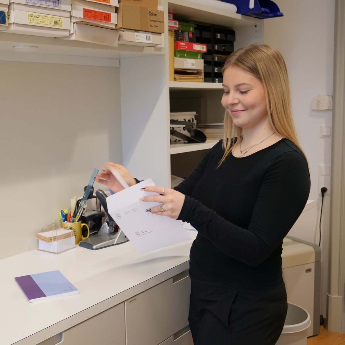 Porträt von Sofja beim Briefe verschicken