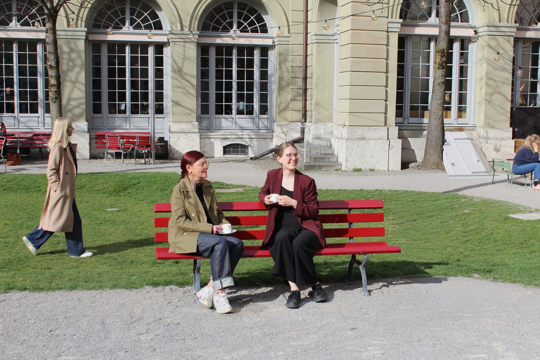 Innenhof Burgerspital Sitation mit Personen