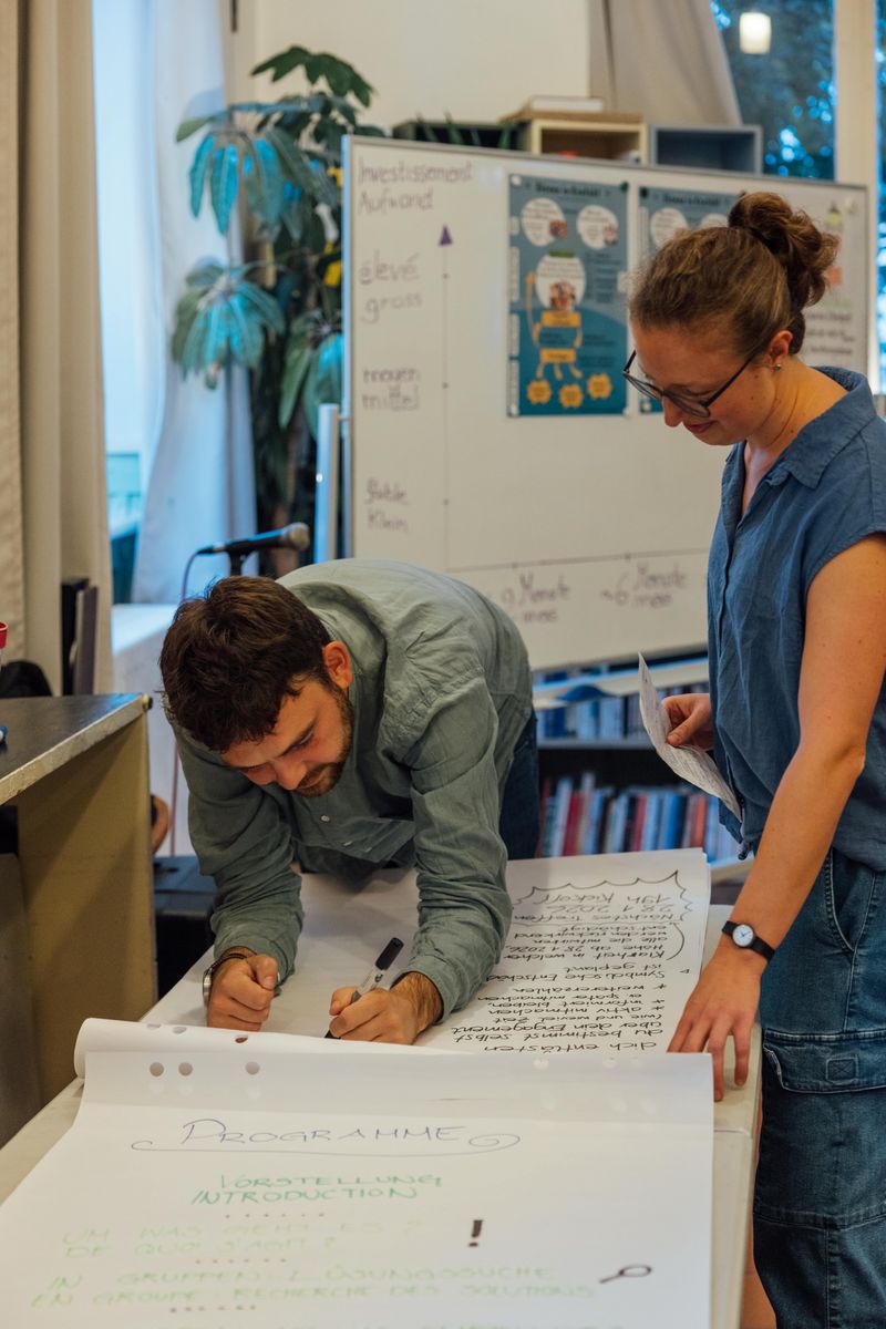 Team von Bienne in Kontakt beim Brainstorming