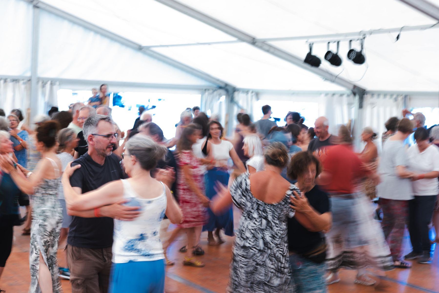 Event von Tanz über Gräben - Menschen beim Paartanz