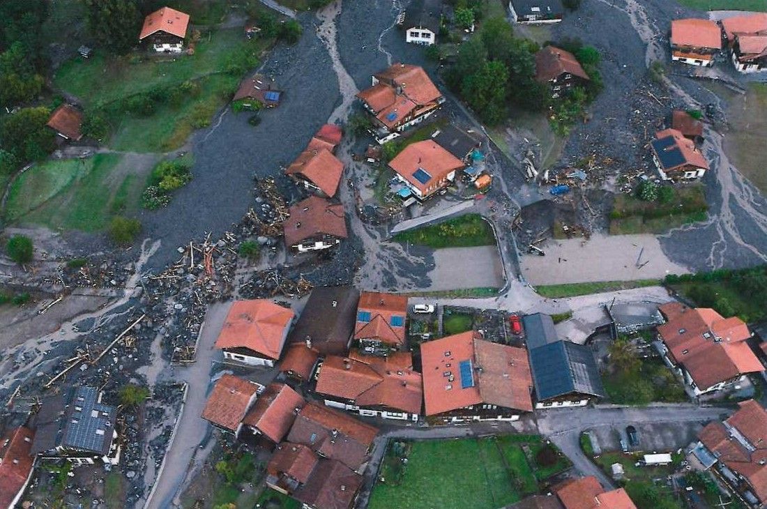 Zerstörung des Erdrutsches zu sehen aus der Vogelperspektive