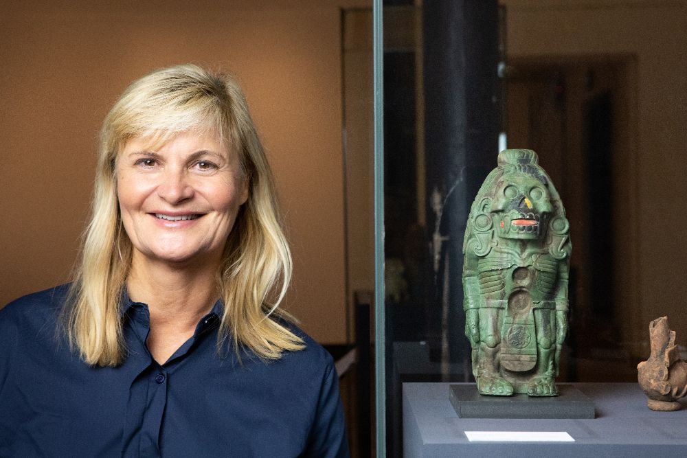 Simone Hofstetter im Bernischen Historischen Museum neben der Replik einer aztekischen Statue des Xolotl
