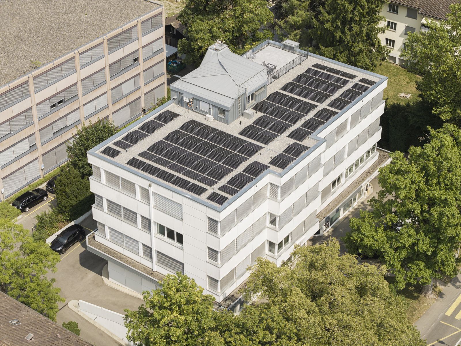 Luftaufnahme der Liegenschaft Ostermundigenstrasse 81 mit Photovoltaikanlage 