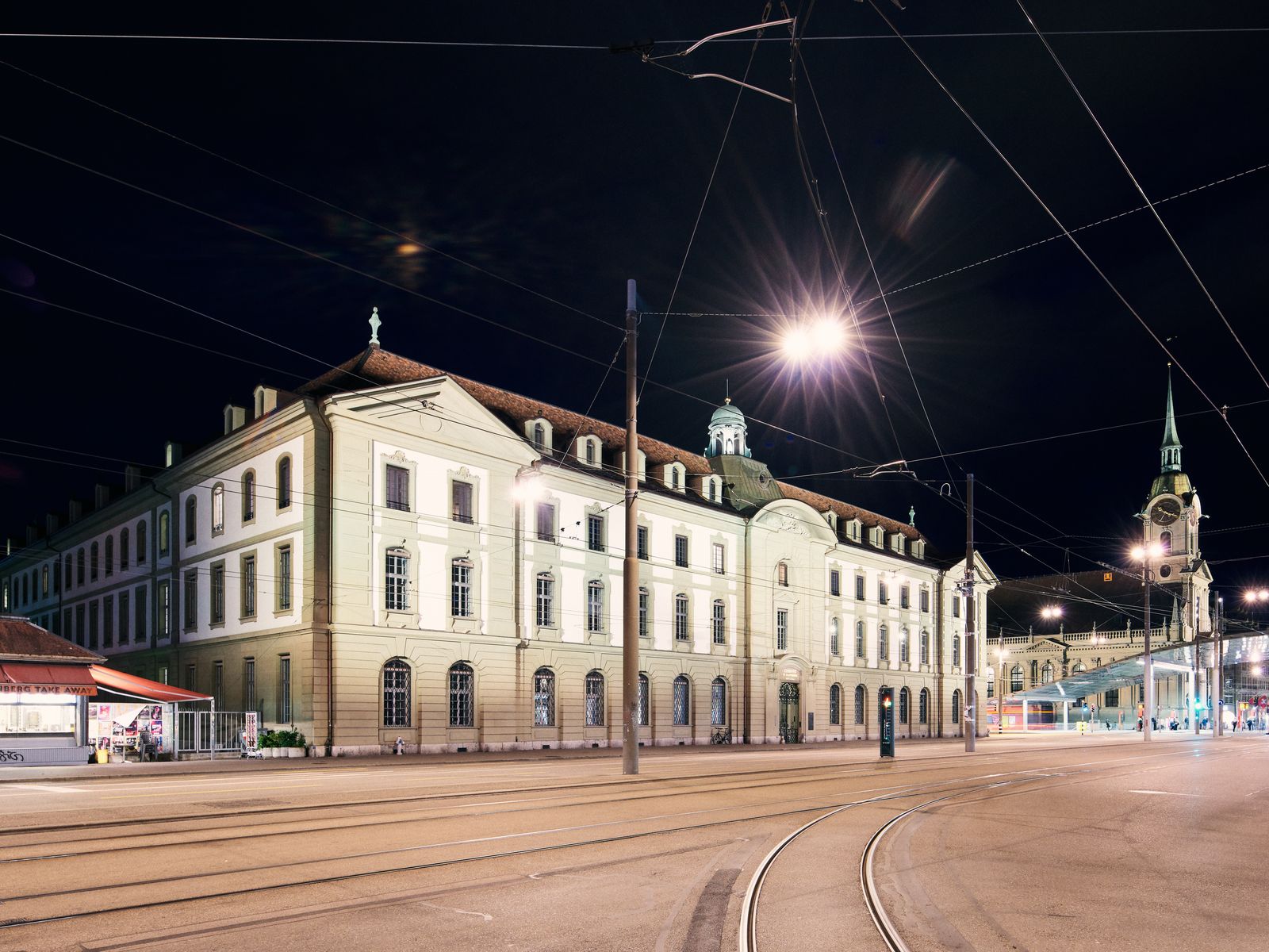 Das Burgerspital von aussen bei Nacht 